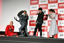 エイリアン（研ナオコ）に腰を抜かして驚くカズレーザー（左端）。(c)2024 20th Century Studios. All Rights Reserved.