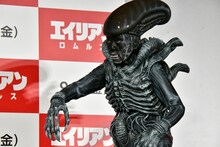 「エイリアン」最終形態に扮した研ナオコ。(c)2024 20th Century Studios. All Rights Reserved.