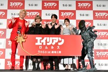 左から、メイプル超合金カズレーザー、ファイルーズあい、石川界人、内田真礼、「エイリアン」に扮した研ナオコ。(c)2024 20th Century Studios. All Rights Reserved.