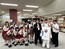 「新しいカギ」の「学校かくれんぼ」に出演する（左から）ME:I、「新しいカギ」メンバーと冷蔵庫マン。(c)フジテレビ