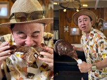 「有吉の夏休み2024」でハワイのステーキハウスにて“爆食”する有吉弘行。(c)フジテレビ