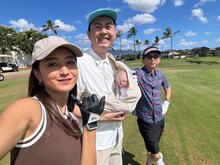 左から、みちょぱ、アンガールズ田中、有吉弘行。家族で旅行をする練習のための“リアル赤ちゃん人形”も同行している。(c)フジテレビ