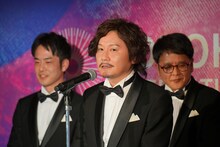 前作「裏表紙」でも主演を務めたマツモトクラブ（中央）。