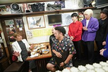 山田邦子のもとへ、ボブのコーラ、9番街レトロが登場。