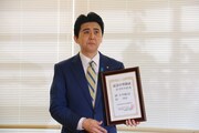 安倍晋三元首相に扮するビスケッティ佐竹。（写真提供：吉本興業）
