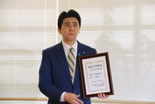 安倍晋三元首相に扮するビスケッティ佐竹。（写真提供：吉本興業）