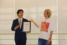 ビスケッティ佐竹（左）とJP（右）。（写真提供：吉本興業）