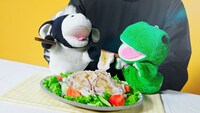 豚しゃぶサラダを味わううしくんとカエルくん。