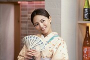 「LIFE！12周年SP」より、コント「お金を数える時に、怖くなる女将」に出演する川口春奈。