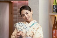 「LIFE！12周年SP」より、コント「お金を数える時に、怖くなる女将」に出演する川口春奈。