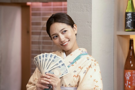 「LIFE！12周年SP」より、コント「お金を数える時に、怖くなる女将」に出演する川口春奈。