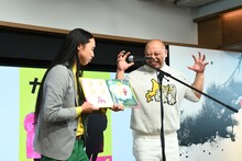 絵本「がったい！」の読み聞かせに挑戦するトム・ブラウン。