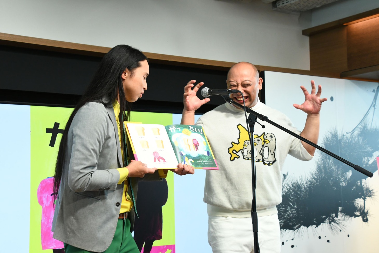 絵本「がったい！」の読み聞かせに挑戦するトム・ブラウン。