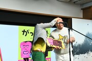 絵本「がったい！」の読み聞かせに挑戦するトム・ブラウン。