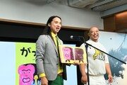 絵本「がったい！」の読み聞かせに挑戦するトム・ブラウン。
