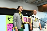 絵本「がったい！」の読み聞かせに挑戦するトム・ブラウン。