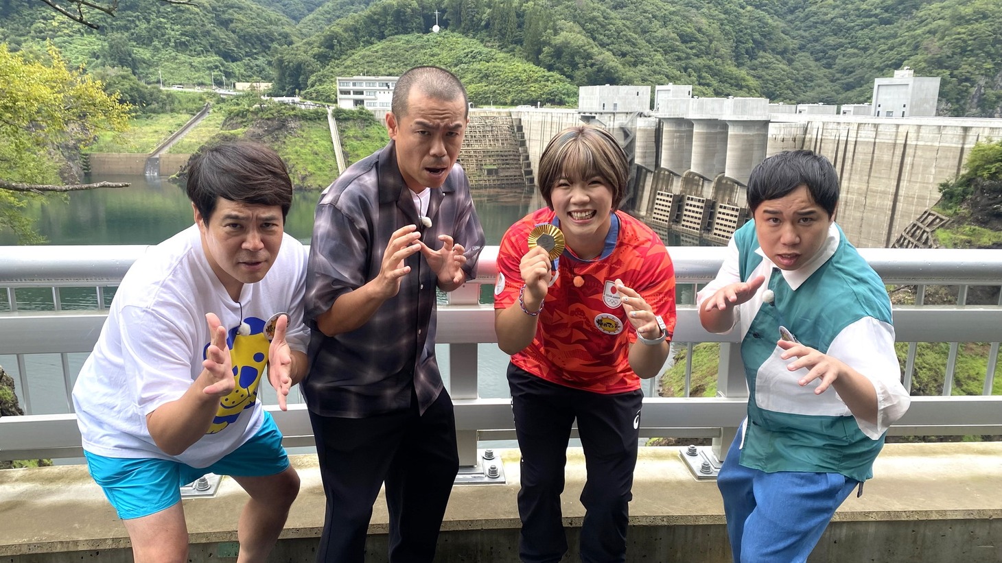 左から、タカアンドトシ、パリ五輪レスリング金メダリストの鏡優翔、霜降り明星せいや。(c)テレビ朝日