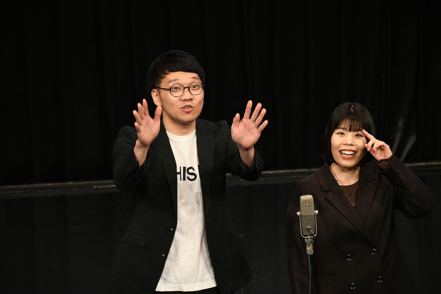 満席の会場に喜びを表す2人。