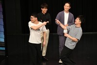 アインシュタイン河井が自分の髪型を真似していると呆れる岡下（左）と否定するアインシュタイン河井。