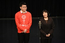 最後に漫才を披露するカーネーション。