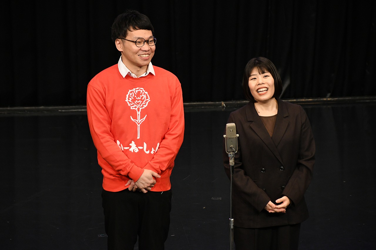 最後に漫才を披露するカーネーション。