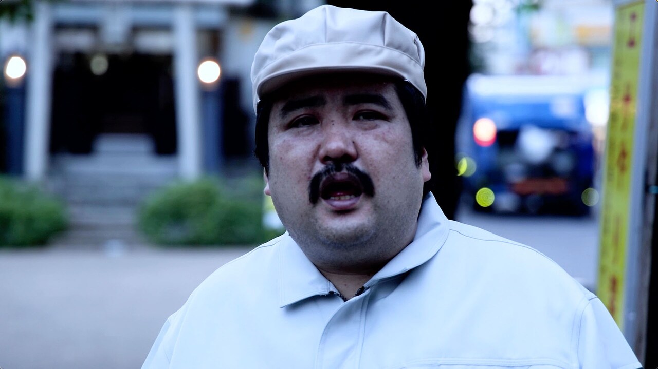 北野武作品をオマージュしたオリジナルショートムービーに出演する空気階段・鈴木もぐら。(c)AbemaTV,Inc.