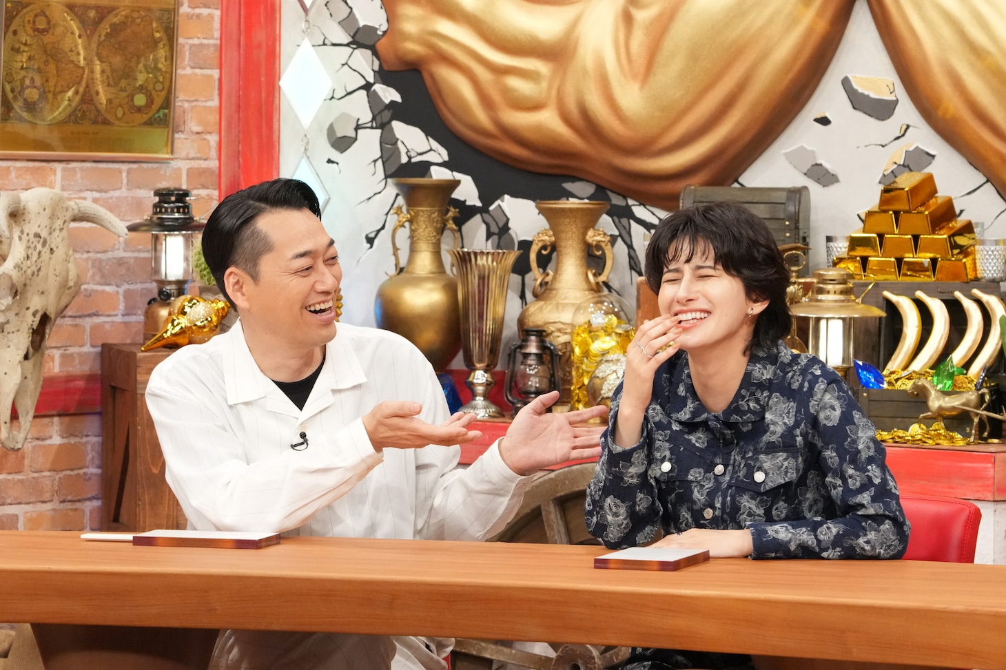 左からバナナマン設楽、ホラン千秋。(c)読売テレビ