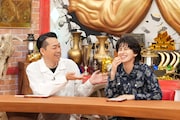 左からバナナマン設楽、ホラン千秋。(c)読売テレビ