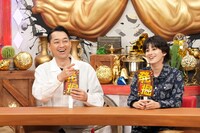 左からバナナマン設楽、ホラン千秋。(c)読売テレビ
