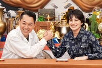 左からバナナマン設楽、ホラン千秋。(c)読売テレビ