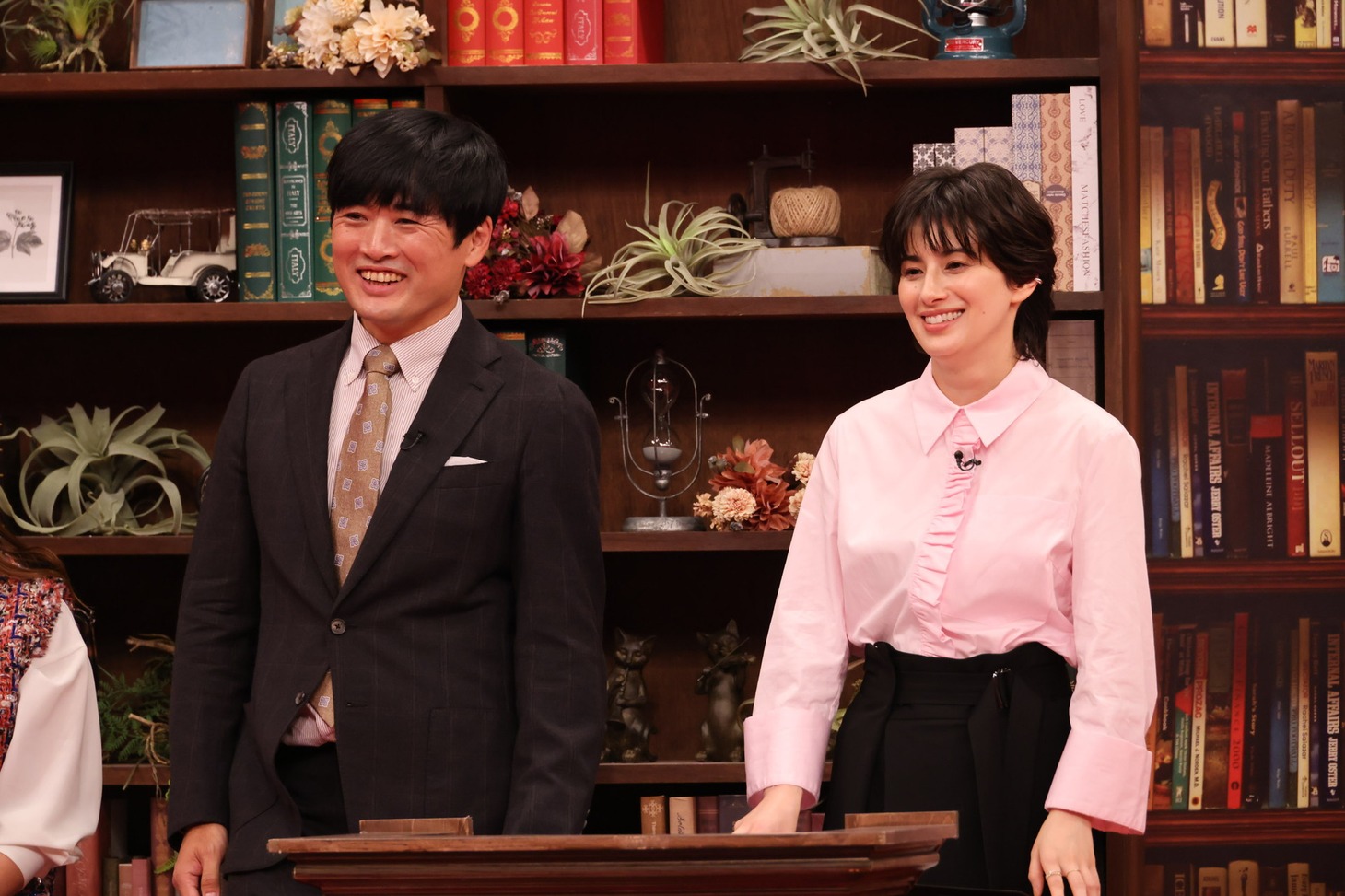 左から劇団ひとり、ホラン千秋。(c)関西テレビ