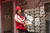 映画「まる」の場面写真より、綾野剛。