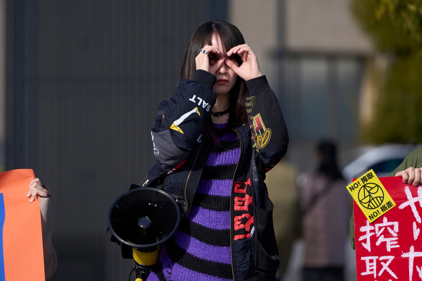 映画「まる」の場面写真より、吉岡里帆。