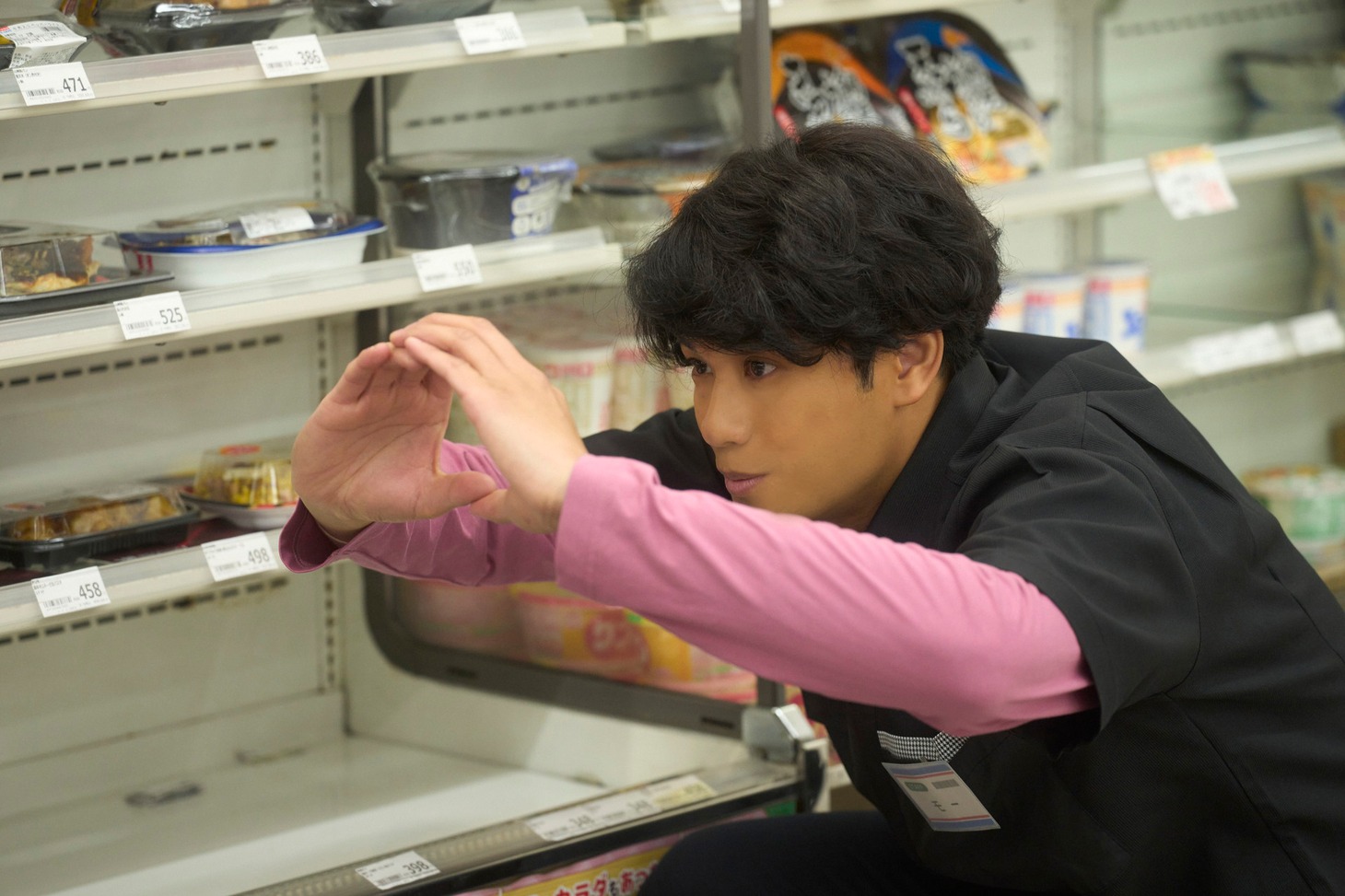 映画「まる」の場面写真より、森崎ウィン。