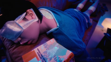 「めぐりズム」テレビCMの「髙比良くるまのめぐ落ち」編のワンシーン。