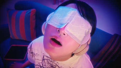 「めぐりズム」テレビCMの「サーヤのめぐ落ち」編のワンシーン。