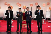 すっちー（左から2人目）、間寛平ゼネラルマネジャー（左から3人目）と、MCを務めたテンダラー。（写真提供：吉本興業）