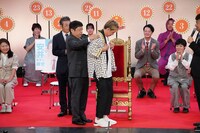 1位の法被を着用するアキ。（写真提供：吉本興業）