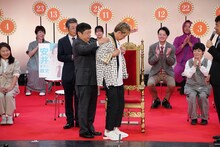 1位の法被を着用するアキ。（写真提供：吉本興業）