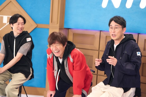 内村光良がカメラに抜かれたときの仕草や表情に驚く様子を再現する、シソンヌじろう（左）。（撮影：小林恵里）