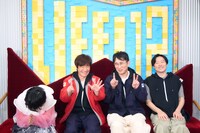 指で「12」を作るはずが無意識に「15」を作ってしまう内村光良（左から2人目）。（撮影：小林恵里）