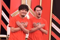 生ファラオのポーズを見せる隣人。