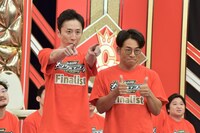 シティホテル3号室。タイタン所属ということで亮太（左）が爆笑問題・太田の「プシュー」のポーズをしている。