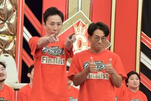 シティホテル3号室。タイタン所属ということで亮太（左）が爆笑問題・太田の「プシュー」のポーズをしている。