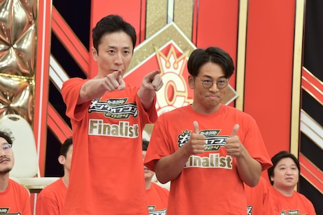 シティホテル3号室。タイタン所属ということで亮太（左）が爆笑問題・太田の「プシュー」のポーズをしている。