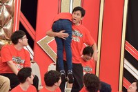 ロングサイズ伊藤が本間キッドを抱える、や団。