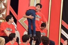 ロングサイズ伊藤が本間キッドを抱える、や団。