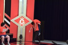 や団・ロングサイズ伊藤が本間キッドを抱えて退場するワンシーン。