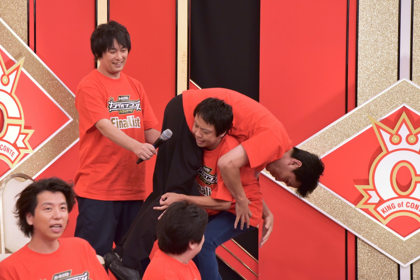 退場時とは逆に本間キッドがロングサイズ伊藤を抱えて戻ってくる、や団。