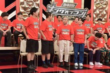 背比べをするコットンとラブレターズ。